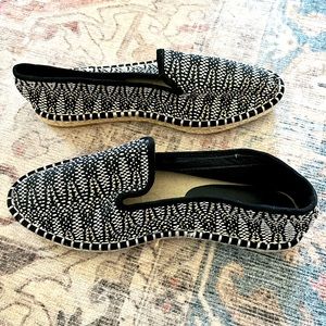Universal Threads Slip-ons